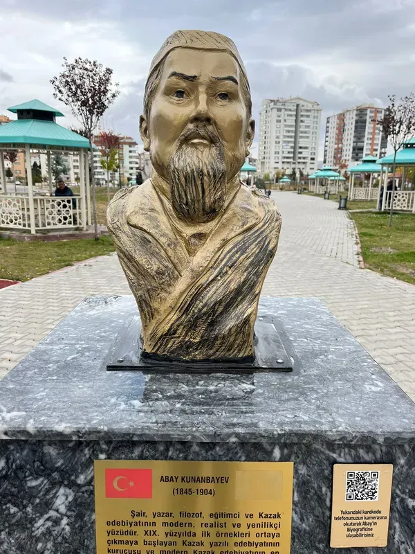 Abay Kunanbayev Büstü Restorasyon Sonrası Yerine Yerleştirildi