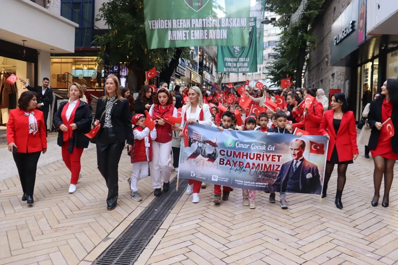 İzmit’te Cumhuriyet Korteji çocukların adımlarıyla renklendi