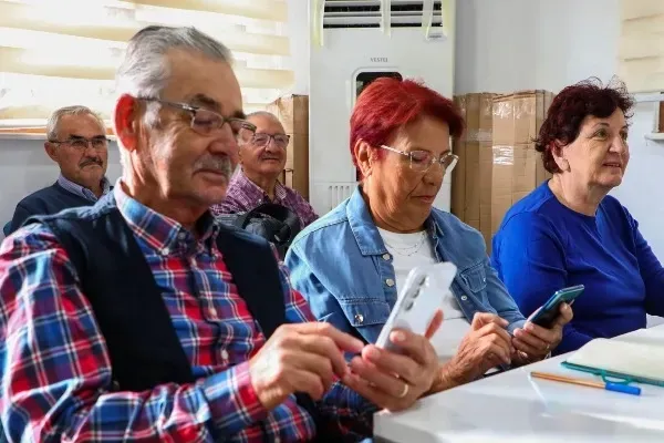 60 yaş üstü bireyler dijital çağa adım atıyor