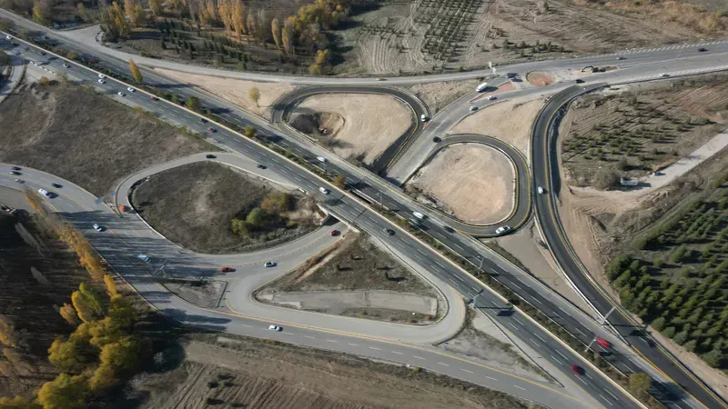 Sabancı-Ankara Bulvarı Kavşağı Yonca Tipi Düzenlemeyle Hizmete Açıldı