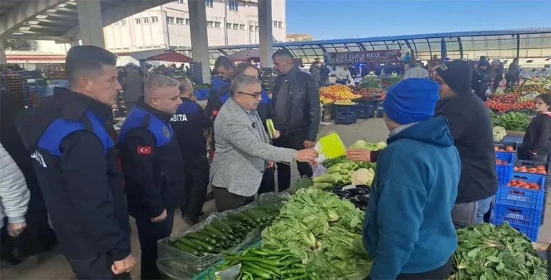 Şuhut Belediyesi Pazar Esnafına Fiyat Etiketi Dağıttı