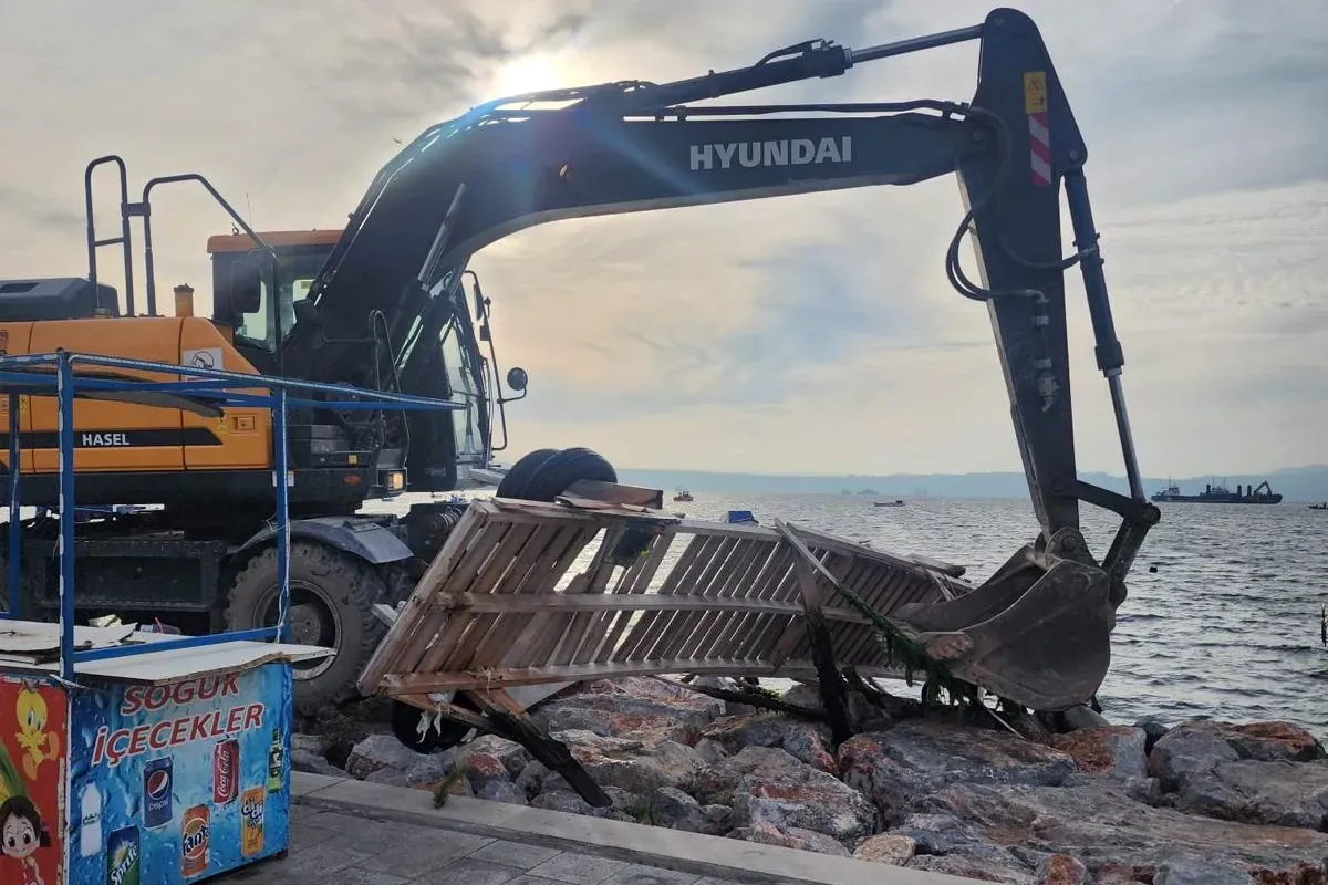 İzmir Karşıyaka’daki kaçak iskeleler yıkılıyor