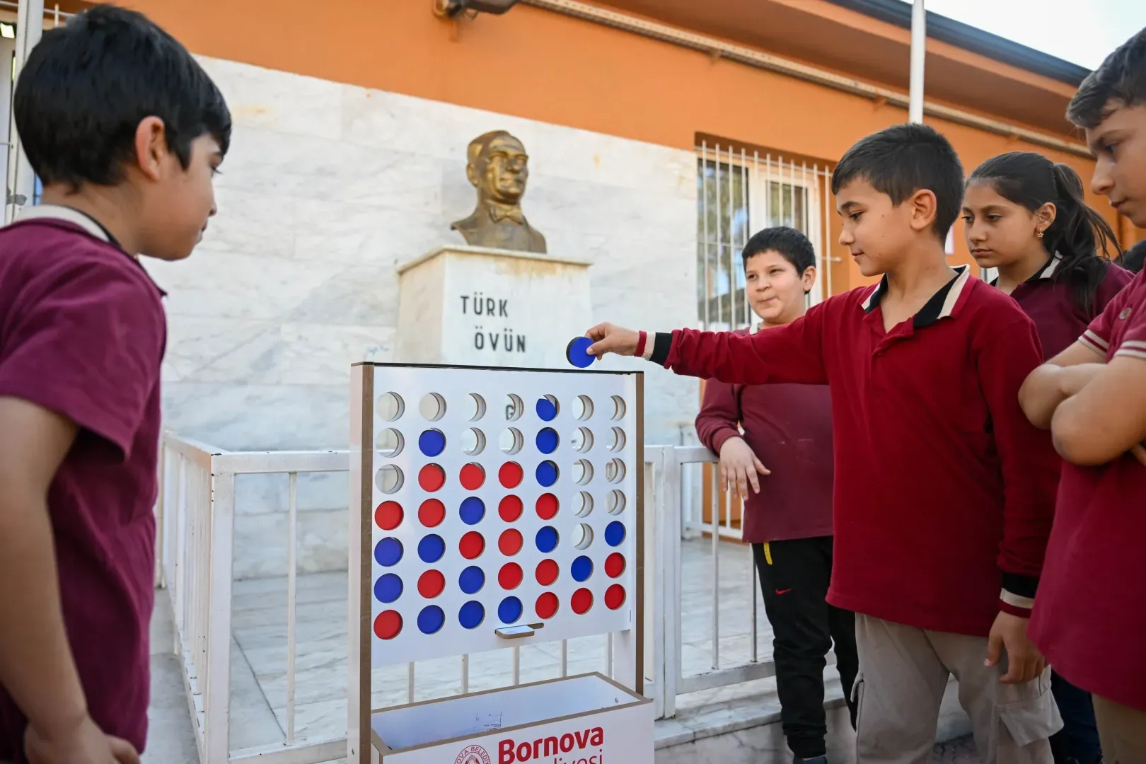 İzmir Bornova’da eğitime destek sürüyor