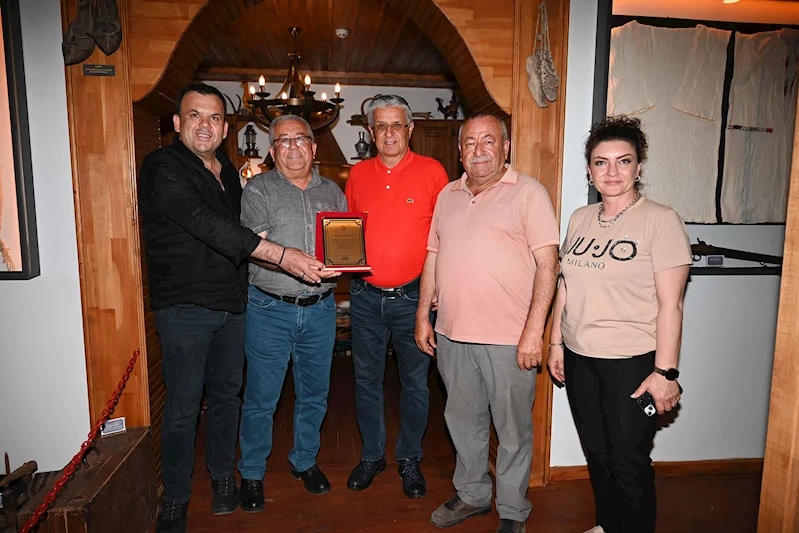Başkan Topaloğlu’ndan Ramazan Kar’a plaket
