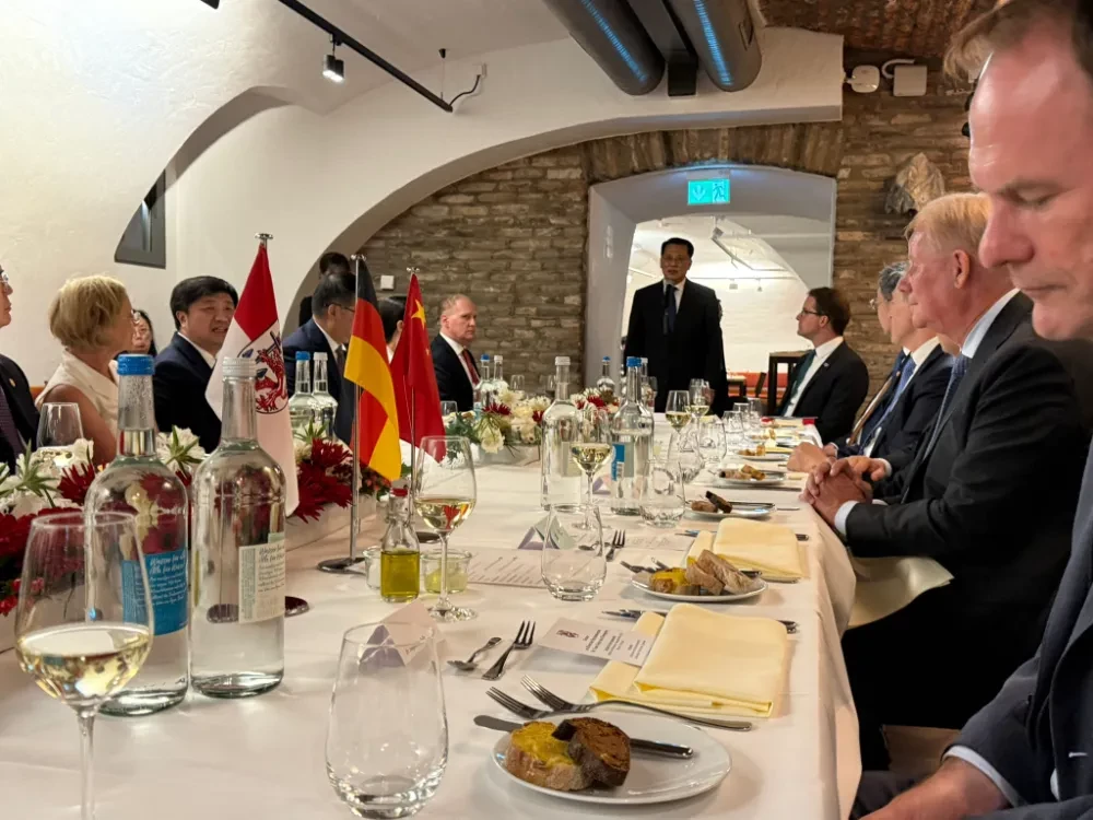 DÜSSELDORF’TA ÇİN–ALMANYA ZİRVESİNE DAMGA VURAN İSİM: SAYIN ÇETİN AY,