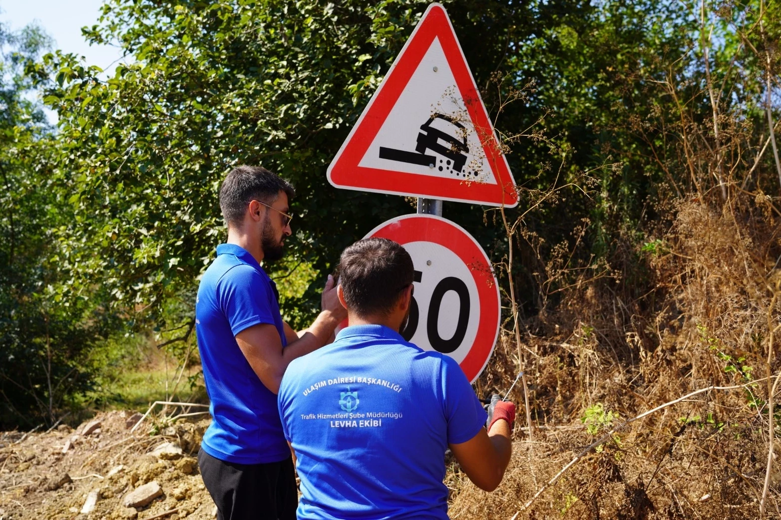Kocaeli kırsalında ulaşım levhaları yenileniyor