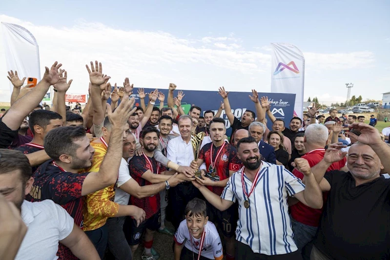 Başkan Seçer, ‘30 Ağustos Ayvagediği Zafer Kupası Futbol Turnuvası’nın Final Maçını İzledi