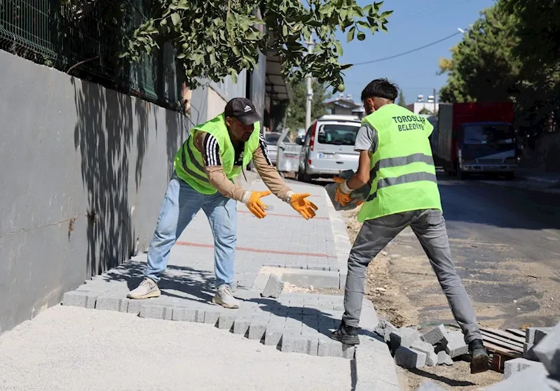 TOROSLAR’DA YOL VE KALDIRIM ÇALIŞMALARI SÜRÜYOR