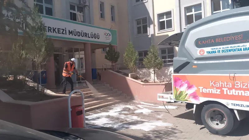 KÂHTA BELEDİYESİNDEN OKULLARDA TEMİZLİK VE DEZENFEKTE ÇALIŞMASI
