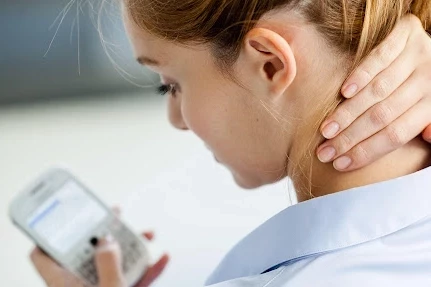 Telefon tablet kullanıcıları dikkat! Çağın duruş bozukluğu: Text neck!